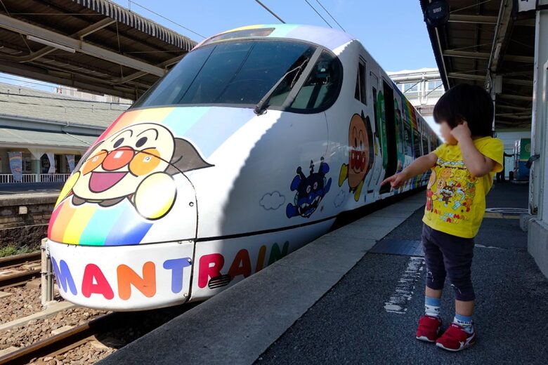 岡山～松山間などを走る「予讃線 8000系 アンパンマン列車」
