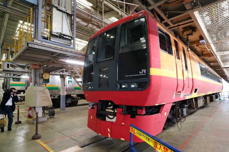 「鉄道のまち大宮 鉄道ふれあいフェア」で展示された整備中のJR東日本253系電車