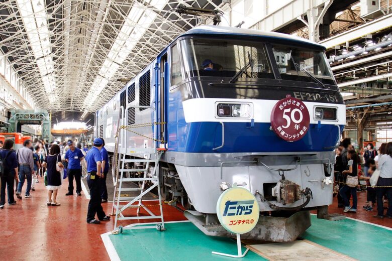 「鉄道のまち大宮 鉄道ふれあいフェア」で展示された整備中のJR貨物EF210形電気機関車